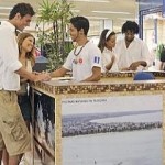Turistas buscam informações no balcão de informações na capital alagoana
