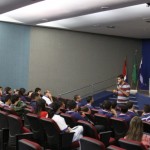 Jovens assistem palestra no auditório da Casa da Indústria