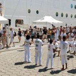 Turistas quando desembarcam dos transatlânticos são recepcionados por grupo de capoeiras e danças folclóricas