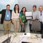 Produtor Marcelo Albuquerque ao lado da esposa expõe feliz a placa do Prêmio Competitividade MPE ladeado pela diretoria do Sebrae Alagoas