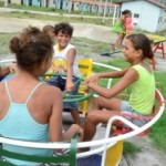 Crianças se divertem nos parques infantis durante entrega de residências às famílias