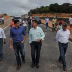 Prefeito Rui Palmeira e secretariado visitam as obras da nova via de acesso no Barro Duro