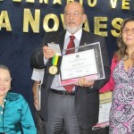 Presidente da Fiea, José Carlos Lyra, recebe homenagem ladeado pela deputada federal Rosinha e vereador Tereza Nelma