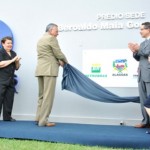 Presidente da Algas, Geoberto Espírito Santo, descerra a placa que homenageia o professor Beroaldo Maia Gomes, com o nome do prédio sede da Algás
