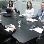 Secretário Luiz Otávio Gomes em reunião com técnicos