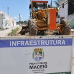 Máquina patrol começa a executar o serviço de terraplanagem nas ruas do Graciliano Ramos