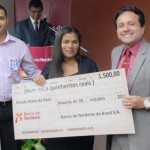 Superintendente Estadual do BNB em Alagoas, Antônio César de Santana, entrega prêmio à microempresária Sineide Maria da Silva