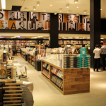 Moderno e amplo espaço dedicado à boa leitura  e a aquisição de livros