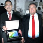 Secretário de Comunicação Keylle Lima e o secretário Luiz Otávio Gomes acompanhados de amigos recebem o Prêmio Estadual de Qualidade