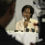 Cantor e compositor Djavan concede entrevista aos repórteres em Maceió