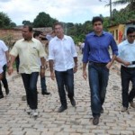 Prefeito Rui Palmeira visita bairros acompanhado de secretários
