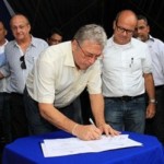 Governador Teotonio Vilela Filho acompanhado do deputado estadual Inácio Loiola assina restauração da rodovia AL-220