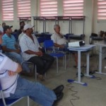 Produtores rurais participam de reunião sobre a elaboração de estatuto para criar associação e cooperativa