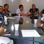 Mototaxistas e taxistas em reunião com representantes da Prefeitura Municipal de Barra de São Miguel