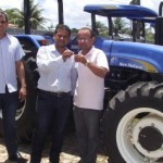 Superintendente Luciano Chagas entrega chaves a presidente da Associação dos Pequenos Produtores de Leite de Paus Pretos