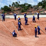 Operários em obras de abastecimento de água na Grande Maceió