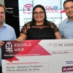 Vice-governador Luciano Barbosa e o governador Renan Filho entrega premiação aos educadores