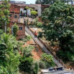 Construção de escadaria na grota da Iraci, no bairro de Benedito Bentes