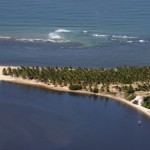 Uma das paisagens mais bonitas de Alagoas, a vista do Mirante do Gunga, é capa da edição de novembro/dezembro do Menu Viajante