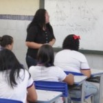 Professora transmitindo conhecimentos sobre a matemática
