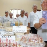 Mulheres se organizam e fabricam bolo, doces e outros produtos derivados da mandioca