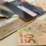 Consumidor dispensa cartão de crédito para fugir das contas