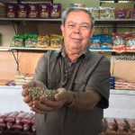 Manoel da Silva é feirante há mais de 30 anos e possui uma banca de cereais no bairro do Benedito Bentes