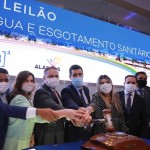 Governador Renan Filho e prefeitos dos municípios alagoanos, na B3, batem o martelo da venda da Casal