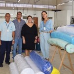 Coordenadora de Desenvolvimento Socioambiental do Senai/AL, Sarah Lessa, realiza a entrega de material para as vítimas das chuvas em Murici