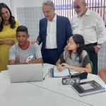 Presidente da CNI, Robson de Andrade, o presidente da Fiea, José Carlos Lyra e professores em visita aos alunos nas salas de aula conhecem as novas ferramentas tecnológicas que favorecem o aprendizado