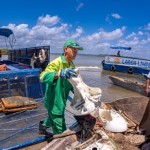 Ecoboats ajudam a retirar o lixo da lagoa
