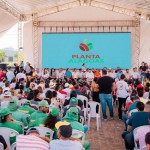 Agricultores reunidos em Arapiraca para receber sementes doadas pelo Estado