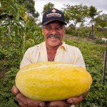 Agricultor José Eraldo mostra com o sorriso no rosto o cultivo de frutas com as águas do canal do sertão